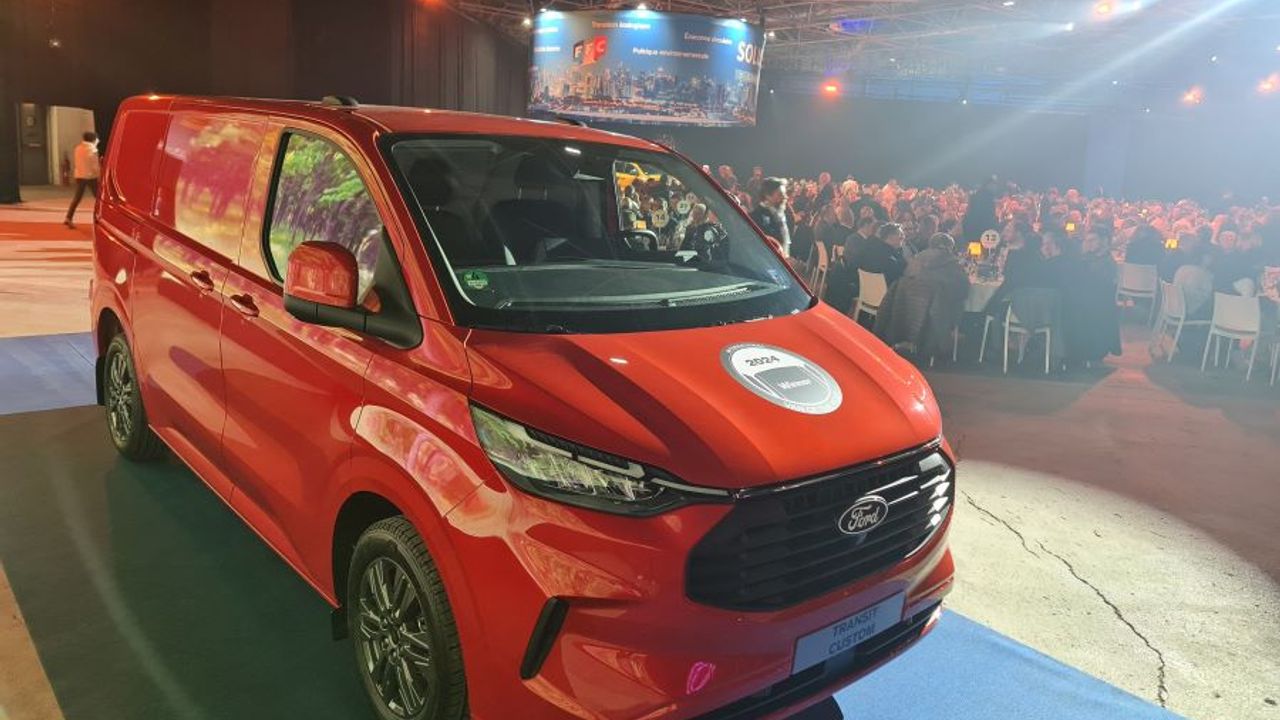 2024 Uluslararası Yılın Ticari Aracı Ödünü Ford Transit Custom Aldı