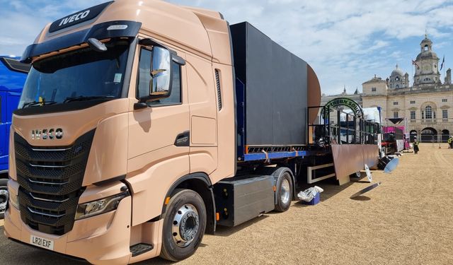 IVECO Çekiciler Kraliçe İçin Düzenlenen Geçit Töreninde